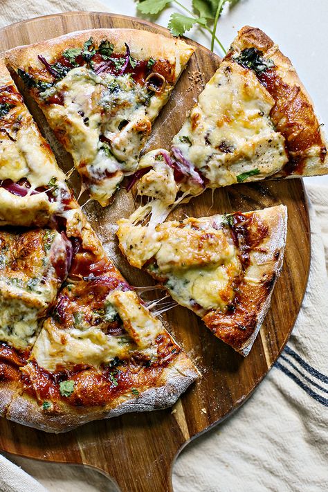 Chicken Flatbread Pizza, Best Bbq Chicken, Barbecue Pizza, Friday Night Pizza, Barbecue Chicken Pizza, Barbecue Chicken Recipe, Barbecue Side Dishes, Homemade Crust, Homemade Barbecue