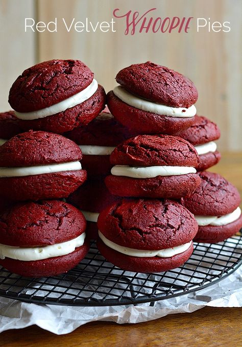 Red Velvet Whoopie Pie Recipe, Whoopee Pie, Red Velvet Whoopie Pies, Whoopie Pie Recipe, Velvet Cookies, Red Velvet Cake Mix, Whoopie Pie, Vegan Cream, Red Velvet Cookies