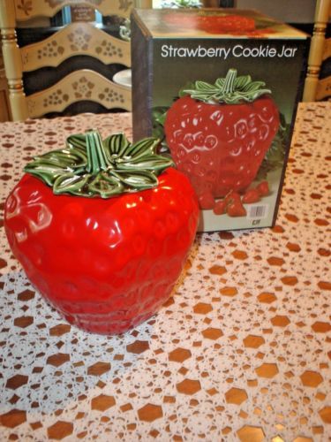 Strawberry Aesthetic Decor, Strawberry Cookie Jar, Antique Cookie Jar, Strawberry Stuff, Hummel Figurines Antiques, Strawberry Cookie, Strawberry Decor, Strawberry Aesthetic, Strawberry Kitchen