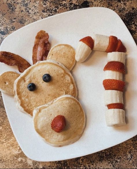 These easy Rudolph the Red Nosed Reindeer Pancakes are such a fun Christmas morning breakfast idea! The best part? It only takes a couple minutes to transform ordinary pancakes into adorable Christmas pancakes for the whole family! Christmas Breakfast Reindeer, Reindeer Pancake Breakfast, Reindeer Breakfast Ideas, Rudolph Pancakes For Kids, Cute Christmas Morning Breakfast, Christmas For Dogs Ideas, Christmas Morning For Kids, Holiday Breakfast Ideas For Kids, Fun Christmas Morning Breakfast