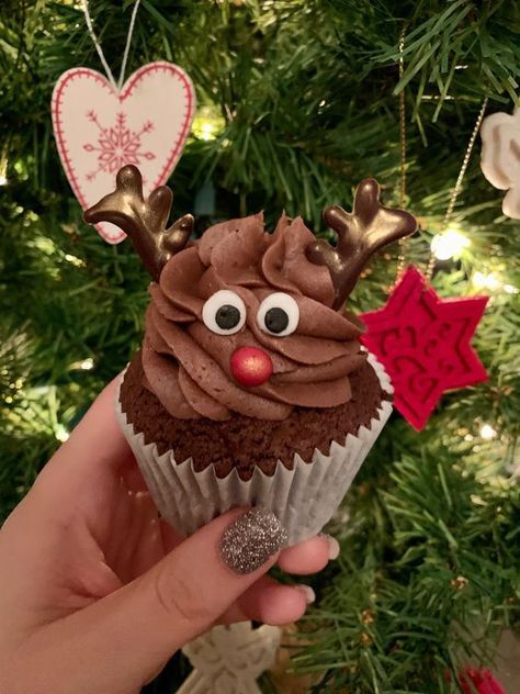 Crismas Cupcakes, Reindeer Cupcakes Christmas, Christmas Decorated Cupcakes, Simple Christmas Cupcakes, Fondant Eyes, Christmas Cupcakes For Kids, Christmas Cupcake Decorating Ideas, Rudolph Cupcakes, Cute Christmas Cupcakes