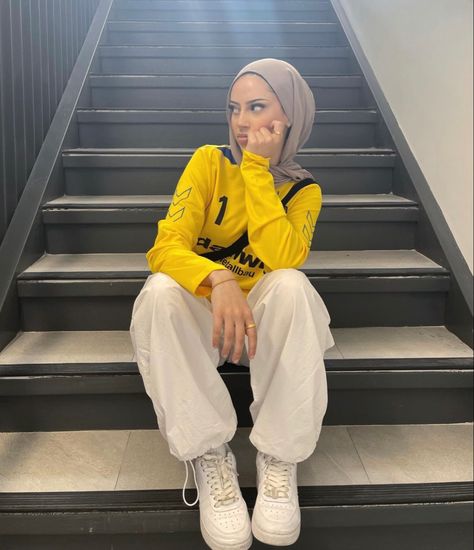 @444shayy on instagram Hijabi Streetwear Summer, Jersey Hijab Style, Streetwear Hijab, Hijabi Streetwear, Hijab Outfit Summer, Parachute Pants Outfit, Hijab Fashion Summer, Stile Hijab, Mode Hijabi