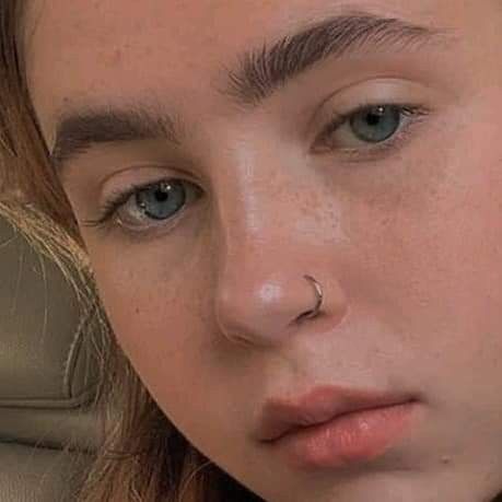 Pearsings Nose, Nosering Piercings Aesthetic, Nose Piercing Ring Hoop, Nostril Piercing Aesthetic, Dainty Nose Piercing, Nostril Piercing Ring, Nose Ring Aesthetic, Celebrities With Nose Piercings, Nose Piercing Aesthetic