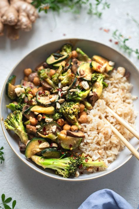 Veggie Stir Fry Recipes, Plantbased Recipes, Easy Veggie, Veggie Stir Fry, Comfort Dishes, Delicious Vegetables, Wholesome Food, A Bowl, Stir Fry