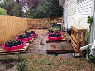 Musings of a Closet Domestic Goddess: Easy Movable and Re-configurable Vegetable and Flo... Movable Garden, Pool Planters, Hawaii Garden, Small Water Gardens, Gardening For Dummies, Trellis System, Flower Trellis, Portable Garden, Water Gardens