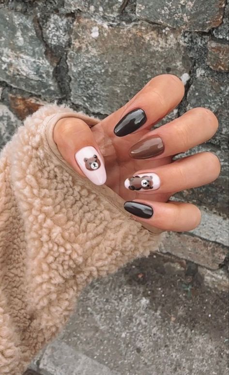 Basic September Nails, Biab Nail Ideas Autumn, Teddy Nail Design, Brown Autumn Nails Almond, Teddy Bear On Nails, Nail 2023 Autumn, Brown Bear Nails Design, Teddy Bear Brown Nails, Teddy Bear Nails Designs