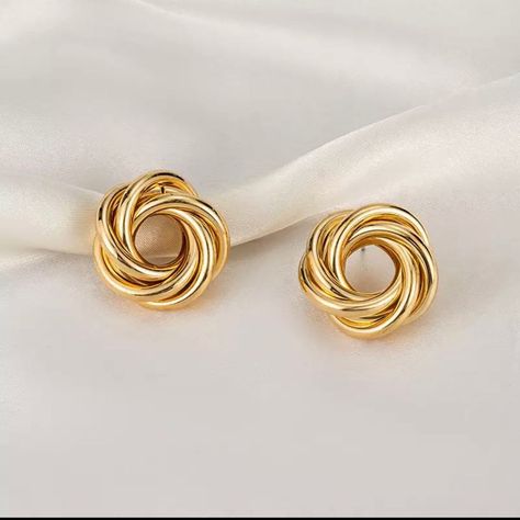 https://www.instagram.com/p/CTFwtN3D8y6/?utm_medium=share_sheet Twist Earrings, Punk Earrings, Metal Drop, Golden Earrings, Statement Drop Earrings, Hip Hop Jewelry, Gold Accessories, Type 4, Metal Earrings