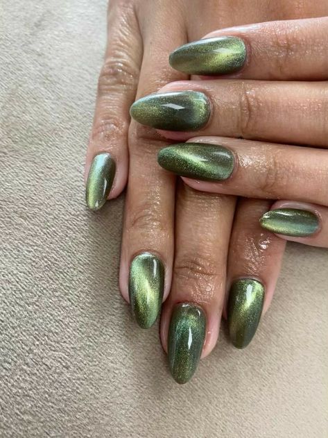 Green Nails Magnetic, Magnet Chrome Nails, Chrome Green Nails Designs, Olive Nails Almond, Cat Eye Nails Green And Gold, Metallic Olive Green Nails, Magnetic Sparkle Nails, Magnetic Green Nails, Metallic Cat Eye Nails