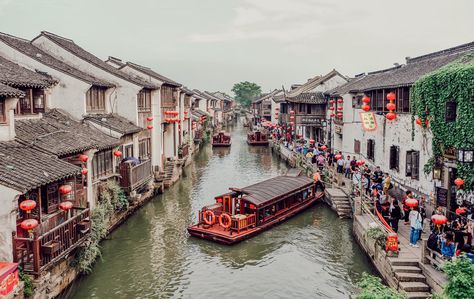 Suzhou is one of the prettiest cities in China. You can see why they call it the “Venice of Asia”! We spent 4 months living in Changzhou, just a few… Perspective Building, Chinese Countryside, Suzhou China, Holiday China, China Travel Guide, Ancient Chinese Architecture, Explore China, Travel China, China Culture