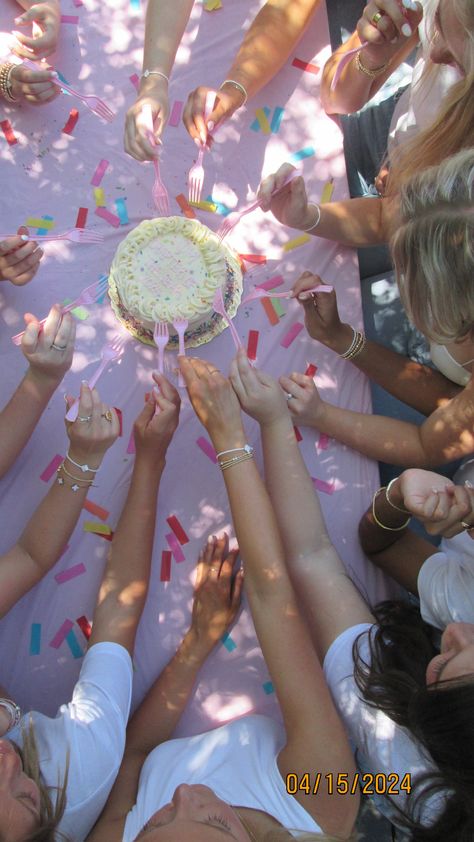 Sorority Photoshoot idea cake Sorority Council Photoshoot, Sorority Recruitment Photoshoot, Recruitment Ideas Sorority, Sorority Birthday Post, Birthday Bid Day Theme, Sorority Profile Picture, Sorority Exec Photoshoot, Sisterhood Photoshoot, Sorority Photoshoot Ideas