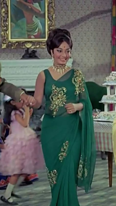 Hema Malini Retro Look, Retro Fashion 70s Indian, 60s Bollywood Fashion, Retro Saree Look, 70s Bollywood, 70s Hairstyle, Actress Style, Neetu Singh, Bollywood Retro