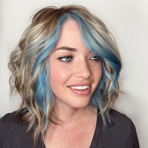 I’m Short Hair Colors 2023, Blue Money Piece Curly Hair, Blonde With Blue Money Piece, Short Blonde Hair With Blue Highlights, Light Blue Money Piece Hair, Blue Curtain Bangs, Blue Money Piece Hair Blonde, Colorful Money Piece, Baby Blue Hair Color