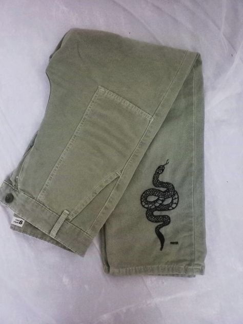 Embroidery Pants Ideas, Snake Clothes, Snake Jeans, Embroidered Snake, Embroidery Sayings, Snake Embroidery, Embroidery Jeans Diy, Embroidery Pants, Blue Jeans Crafts