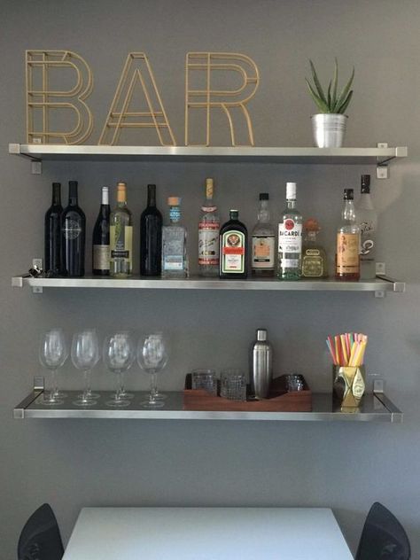 13 apartment decoration ideas you can easily copy! Get this kitchen bar idea, DIY apartment bar idea, apartment decoration on a budget, apartment kitchen, college apartment, bar idea kitchen, college decor ideas, apartment hacks  *i do not own this picture. for credit or removal please message me Apartment Bar, Small Space Hacks, Apartment Hacks, Trendy Apartment, First Apartment Decorating, College Decor, Apartment Kitchen, Trendy Kitchen, Trendy Home