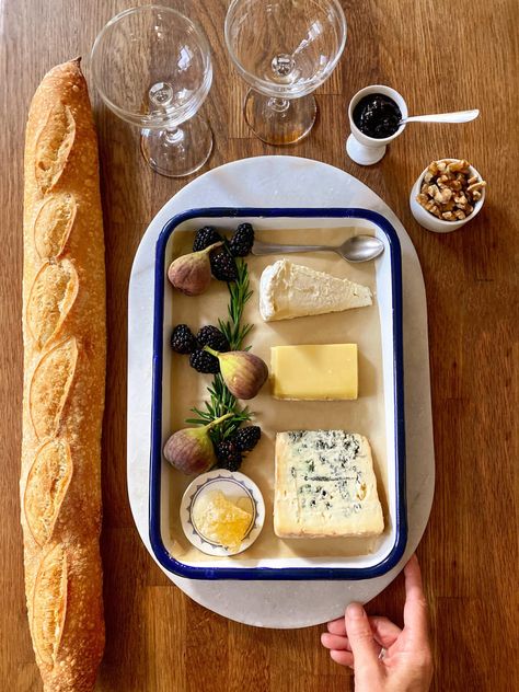 Cheese Photoshoot Ideas, French Chacutery Board, Charcaturie Board, Cheese Board Aesthetic, Cheese Plate Ideas, French Entertaining, French Charcuterie Board, Cheese Combinations, French Catering