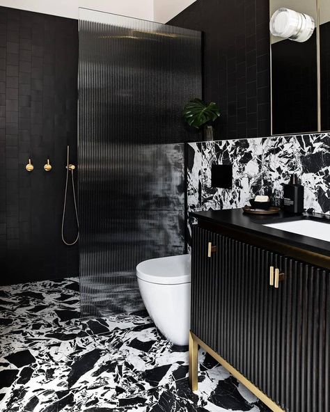 Black And White Marble Bathroom, Beautiful Tile Bathroom, Black Tile Bathrooms, Bold Bathroom, Craftsman Bathroom, White Marble Bathrooms, Washroom Design, Fluted Glass, Gorgeous Bathroom