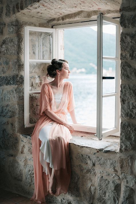 Fashion Fotografie, Sentimental Wedding, Foto Portrait, 사진 촬영 포즈, Painted Ladies, Preowned Wedding Dresses, Looking Out The Window, Woman Sitting, Foto Vintage