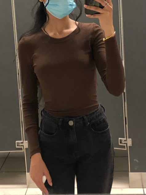 Brown fitted shirt, black mom jeans mirror selfie How To Style A Brown Long Sleeve, Brown Shirt With Black Pants, Brown Long Sleeve Outfit Aesthetic, Brown Tshirt Outfit Aesthetic, Brown Top Black Jeans, Dark Brown Long Sleeve Outfit, Brown Full Sleeve Top Outfit, Brown T Shirt Outfit Aesthetic, Outfits With Brown Turtleneck