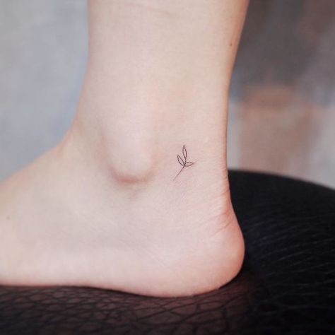 10+ Tiny Discreet Tattoos For People Who Love Minimalism By Witty Button Tato Minimal, Basic Tattoos, Shape Tattoo, Muster Tattoos, Delicate Tattoo, Discreet Tattoos, Dainty Tattoos, Subtle Tattoos, Pattern Tattoo