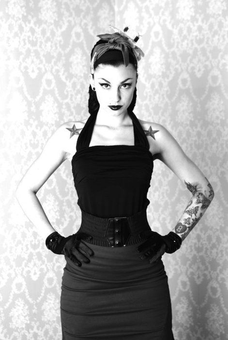 modern pin up | Tumblr Gothabilly Fashion, Rockabilly Shoes, Mode Rock, Pin Up Looks, Retro Tattoos, Rockabilly Girl, Modern Pin Up, Rockabilly Style, Rockabilly Pin Up