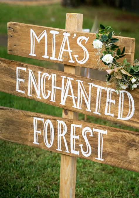 Boho enchanted forest party sign. Click here to see more party ideas #GirlsPartyIdeas Woodland Forest Party, Enchanted Forest Birthday Party, Woodland Fairy Birthday, Enchanted Forest Birthday, 21st Birthday Sign, Woodland Fairy Party, Enchanted Forest Party, Forest Birthday Party, Enchanted Party