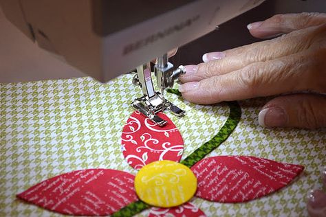 Use your sewing machine to appliqué fabric and add a clean finish to edges at the same time, it's easy with these tips and techniques. Machine Applique Tutorials, Creeper Minecraft, Bernina Sewing, Applique Tutorial, Applique Quilting, Sewing Appliques, Hand Applique, Machine Applique, Applique Embroidery Designs