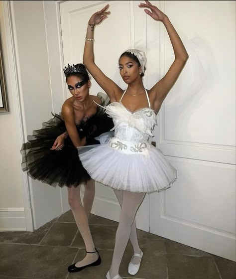 Black Swan And White Swan, White Swan Halloween, Black Swan Costume Halloween, Swan Halloween, Ballerina Halloween Costume, Natalia Bryant, Halloween Costumes Women Creative, Carnaval Outfit, Halloween Costume Design