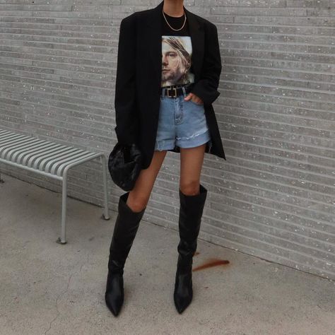 M O D U S (@__modus) • Instagram photos and videos Blazer Night Out Outfit, Blazer And Boots Outfit, Boots Outfit Inspiration, Short Blazer Outfits, Blazer And Shorts Outfit, Short Boots Outfit, Black Tshirt Outfit, Jeans Boots Outfit, Graphic Tshirt Outfit