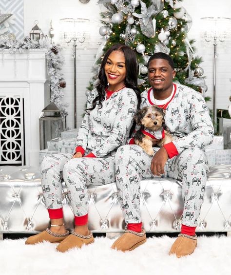 Family Photoshoot Christmas, Couples Holiday Photos, Family Christmas Pictures Outfits, Christmas Photos Outfits, Dog Christmas Pictures, Christmas Couple Photos, Photoshoot Christmas, Christmas Couple Pictures, Christmas Pictures Outfits