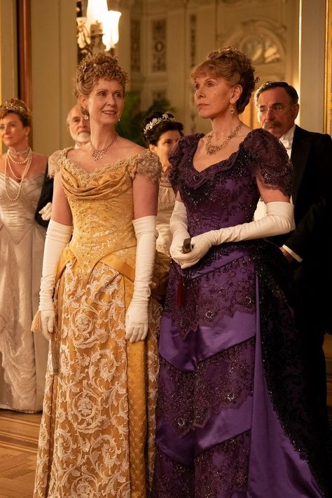 Cynthia Nixon as Ada Brook & Christine Baranski as Agnes van Rhijn in The Gilded Age (2022) Gilded Glamour Fashion, Gilded Age Fashion, Gilded Glamour, Lunch Dresses, Julian Fellowes, The Gilded Age, Tea Gown, Costume Designer, Victorian Clothing