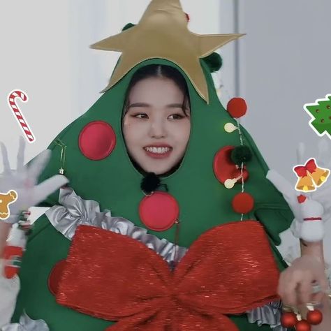 Ive Christmas Kpop, Wonyoung Christmas Icons, Ive Christmas Icon, Stayc Seeun Selca, Ive Christmas, Izone Details, Wongyung Ive, Kpop Xmas, Itzy Christmas