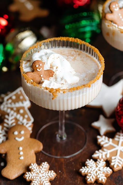 This Gingerbread Martini is the best Christmas cocktail to serve on Christmas Eve or any holiday party! This cocktail is sweetened with homemade gingerbread syrup which is super easy to make! Made with dark rum and Bailey's that makes it extra creamy and delicious! Ginger Bread Martini Cocktail Recipes, Gingerbread Drink Recipe, Gingerbread Cocktail Recipes, Gingerbread Cocktail, Gingerbread Martini, Best Christmas Cocktails, Baileys Cocktails, Holiday Martinis, Holiday Beverages