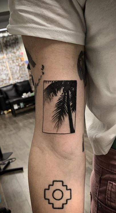 Tropisches Tattoo, Palm Tree Tattoos, Tato Suku, Tatuagem Masculina Pequena, Tree Tattoos, Forearm Band Tattoos, Palm Tattoos, Palm Tree Tattoo, Inspiration Tattoos