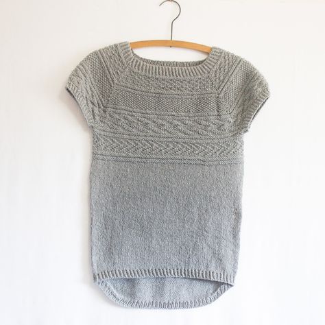 Battersea (free pattern) | Knitbug Maglia Fair Isle, Summer Knitting Projects, Summer Knitting Patterns, Shirt Silhouette, Knit Stitches, Knitted Tops, Summer Knitting, Summer Patterns, Baby Alpaca