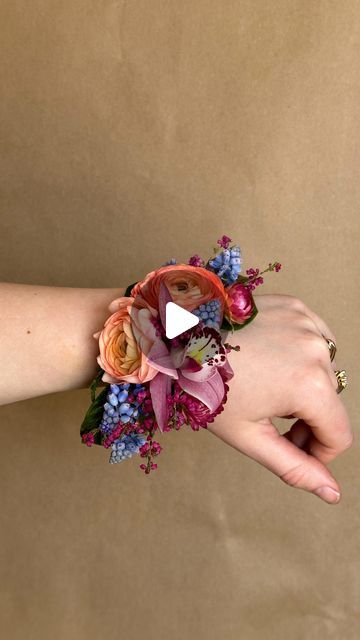 Silk Flower Wrist Corsage Diy, Corsage Cuff Bracelet Diy, Make A Corsage Wristlets, Bracelet Corsage Diy, How To Make A Corsage Wristlet For Prom, Corsage Packaging, Diy Prom Corsage Wristlets, Prom Corsages 2024, Corsage Prom Diy