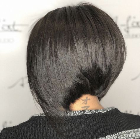 Bob haircuts are kinda amazing..but do you know the difference between a graduated bob, a-line haircut, and the other types of bobs? #HairTips #Hairstyles #HairHacks #HairKnowledge #bobhairstyles #shortbobhaircutswithbangs Types Of Bobs, A Line Haircut, Kort Bob, Graduated Bob Haircuts, Inverted Bob Haircuts, Asymmetrical Bob Haircuts, Graduated Bob, Stacked Bob Hairstyles, Stacked Bob Haircut