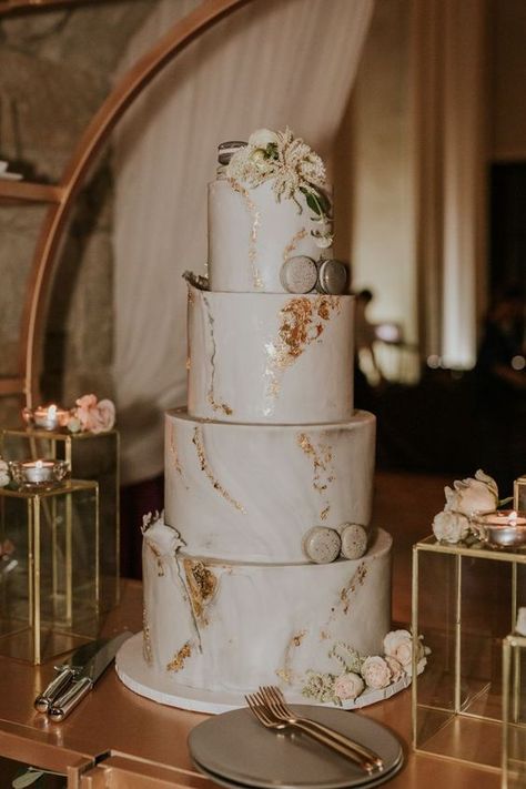 Malibu Rocky Oaks Wedding, Malibu Rocky Oaks, Wedding Cakes Elegant, Dream Wedding Cake, Romantic Wedding Cake, Floral Wedding Cakes, Marble Wedding, Wedding Cake Table, Amazing Wedding Cakes