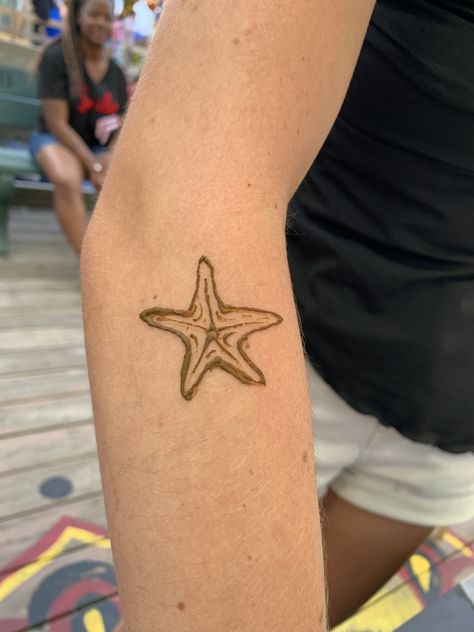 Hena Tato Desain Cute, Henna Summer Tattoos, Hena Designs Summer, Henna Starfish, Beachy Henna Tattoos, Cute Hannah Designs, Simple Henna Design Aesthetic, Henna Tattoo Designs Summer, Sting Ray Henna