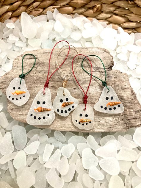 Beachglass seaglass Christmas ornament snowmen snowman Seaglass Ornaments Diy, Pebble Projects, Beach Glass Projects, Seaglass Crafts, Seaglass Christmas, Seahorse Ornament, Mermaid Seashell, Sea Glass Art Diy, Snow Men