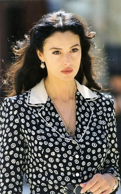 From Sophia Loren to Monica Belluci, Italian actresses burn in the collective imagination as the pinnacle of allure and femininity. Malena Monica Bellucci, Italian Beauty, Italian Actress, Rachel Weisz, Sofia Vergara, Monica Bellucci, Sophia Loren, Mein Style, العناية بالبشرة