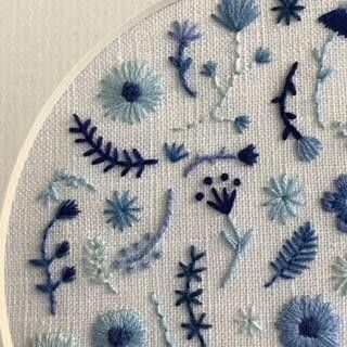 Broderie Anglaise Fabric, Happy Cactus, Embroidery Stitches Flowers, Sulaman Pita, Embroidery Hoop Art Diy, Embroidery Stitches Beginner, Hand Embroidery Videos, Basic Embroidery Stitches, Embroidery Stitches Tutorial