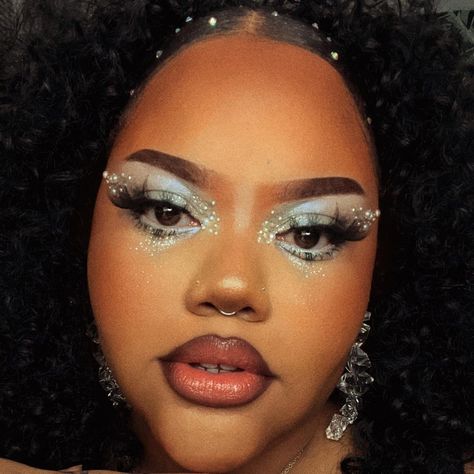 Pearl Rave Makeup, Diamonds And Pearls Makeup, Pearlescent Makeup Looks, Pearl Inspired Makeup, Pearl Prom Makeup, Mermaid Makeup Black Women, Icy Makeup Looks Black Women, White Pearl Makeup, Pearl Makeup Looks Prom