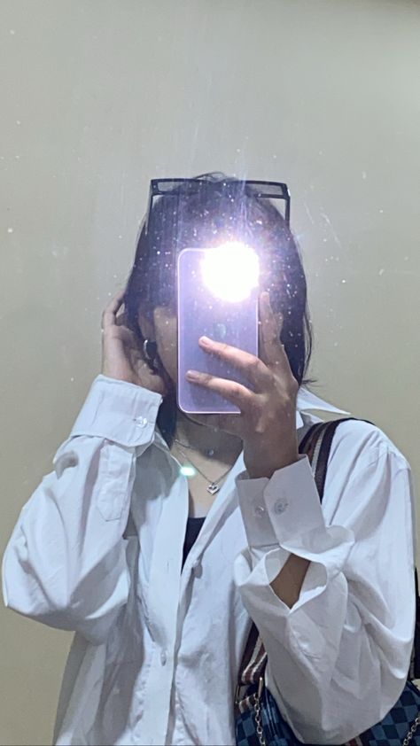 Selfie In Mirror, Mirror Selfie Iphone, Iphone Wallpaper Nasa, Mirror Selfie With Flash, Pic Mirror, Fake Pic, Self Pictures, Emoji For Instagram, Best Friend Poses