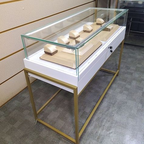 Jewellery Display Table, Watch Showcase, Modern Jewelry Store, Store Display Design, Jewelry Shop Display, Jewelry Store Interior, Store Shelves Design, Glass Display Cabinet, Retail Store Interior Design