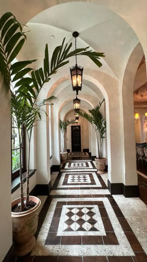 Spanish Colonial Interior Design, Colonial Interior, Mediterranean Design, Venetian Plaster, Spanish Style Homes, Spanish House, Mediterranean Homes, Home Inspo, Wall Finishes