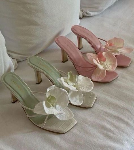 Glamouröse Outfits, Pretty Heels, Flower Heels, Dr Shoes, Shoes Heels Classy, Heels Classy, Fancy Shoes, Cute Heels, Girly Shoes