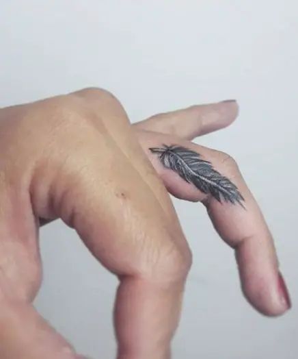 Feather Tattoo On Finger, Rose Tats, Owl Feather Tattoos, Eagle Feather Tattoos, Small Feather Tattoo, Small Crown Tattoo, Feather Tattoo Colour, Tattoo On Finger, Feather Tattoo Meaning