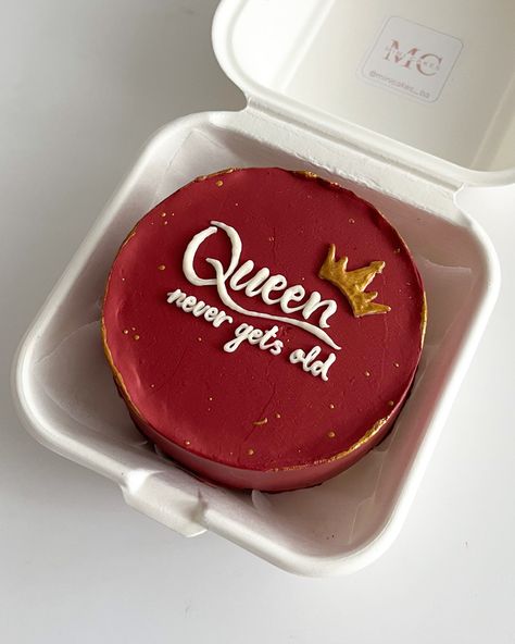 Queens never get old Celebration Cake Design, Cute Buttercream Cakes, Small Birthday Cake Aesthetic, Birthday Cake Queen, Queen Cake Ideas, Mini Cake Decorating Ideas, Bento Cake Design Birthday, Queen Birthday Cake, Bento Cake Ideas