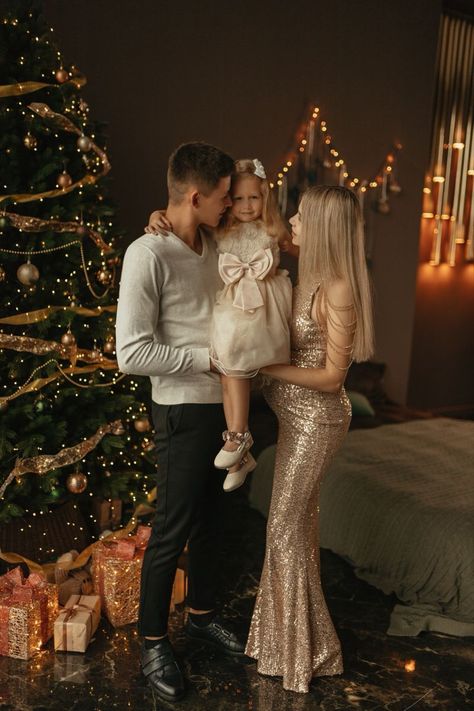 Family New Years Eve Photo Shoot, Family Of Three Christmas Photos, Formal Christmas Pictures Family, Elegant Christmas Photoshoot Family, Christmas Photoshoot Family, Indoor Christmas Photos, Family Christmas Pictures Outfits, Christmas Photos Outfits, Christmas Pictures Outfits