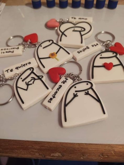 Valentines Clay Ideas For Him, Polymer Clay Crafts Keychain, Clay Keychain Diy Best Friends, Clay Art For Boyfriend, Cute Clay Keychains, Ideas Con Porcelana Fria, Fimo Keychain, Clay Keychain Diy, Clay Keychain Ideas